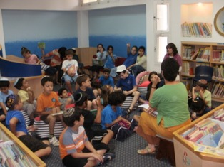 ביקור  תלמידי בית הספר הנדיב בספרייה